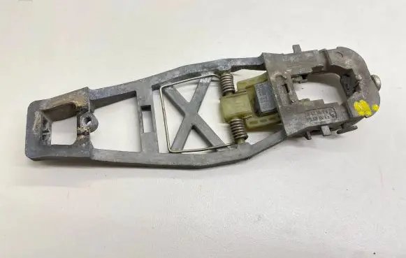 Volkswagen Touran I Rear door exterior handle/bracket 1T0837886B 1T0839886A