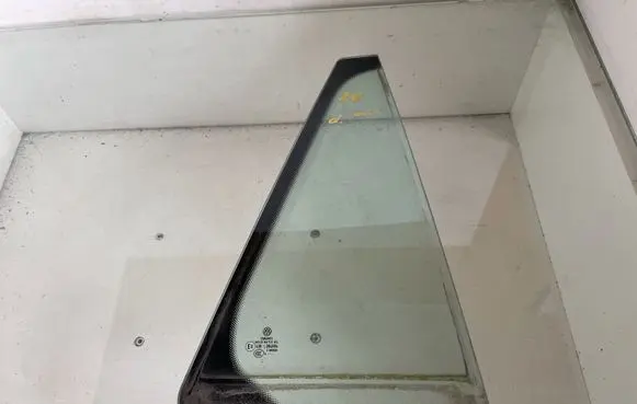 Volkswagen Golf VI Rear vent window glass 43R004584 E000266