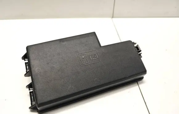 Ford Mustang VI Fuse box cover 