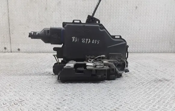 Volkswagen Jetta V Front door lock 3D1817015