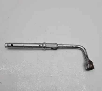 Mercedes-Benz E W124 Wheel nut wrench 1235810001 1235810067