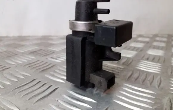 BMW 5 E39 Turbo solenoid valve 72279600 2247906