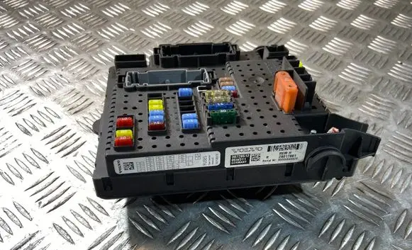 Volvo XC90 Fuse module 30728512 28017881 00005642826
