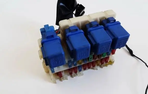 Nissan Primera Fuse box set 910405