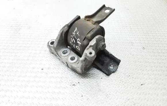 Mitsubishi Lancer VIII Engine mount bracket