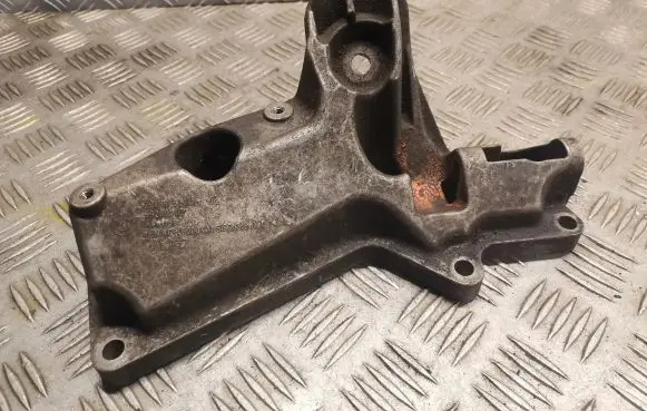 BMW 5 E60 E61 Engine mounting bracket 6763217
