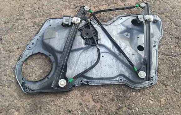 Front window lifting mechanism without motor