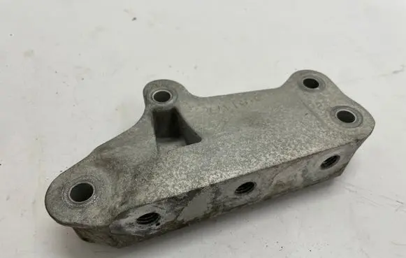 Opel Insignia B Engine mounting bracket 84221477