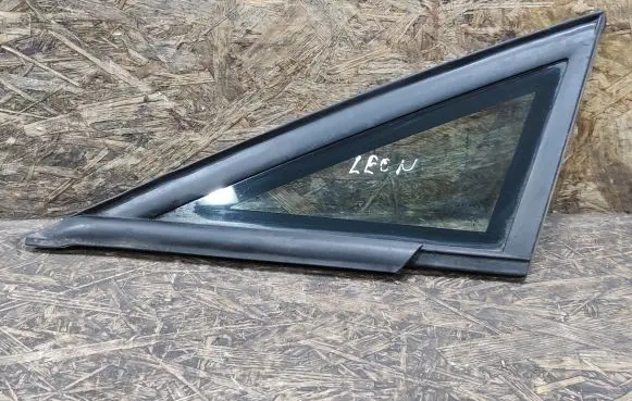 Seat Leon (1P) Front triangle window/glass 1P0845411