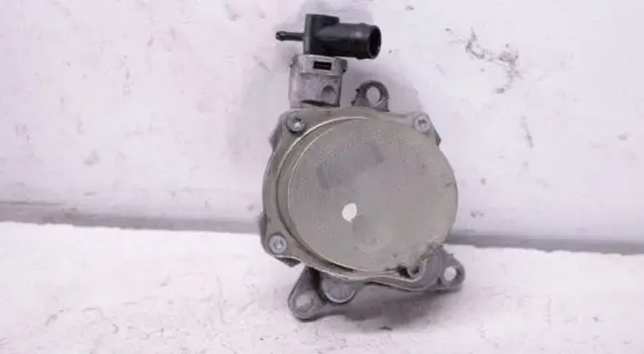 Nissan Qashqai Vacuum pump 146503760R