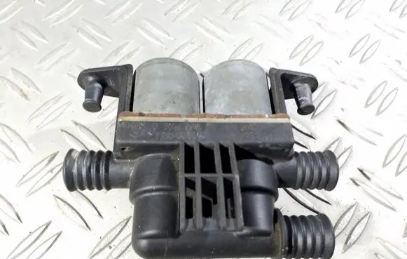 BMW 5 E39 Coolant heater control valve 8374995 1147412137