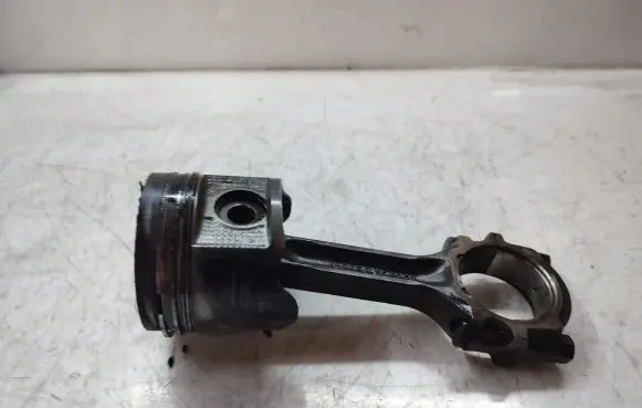 Nissan Navara D22 Piston with connecting rod