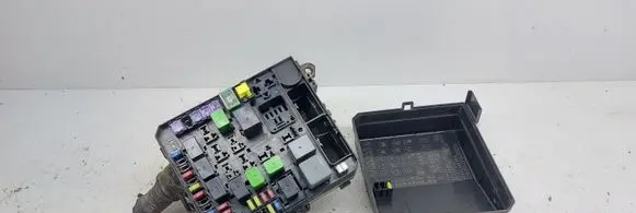 Peugeot 4007 Fuse module PR06101000 8565A024