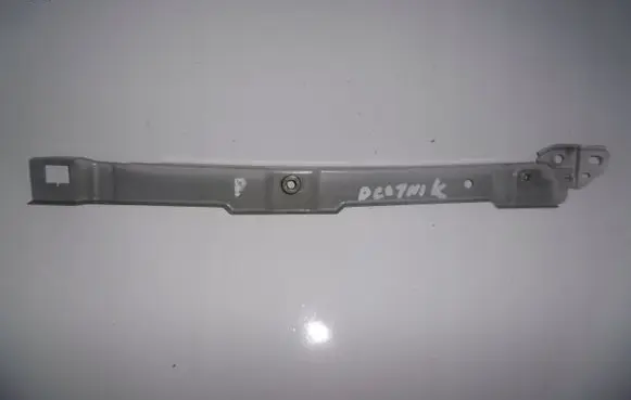 Nissan Almera Tino Fender mounting bracket