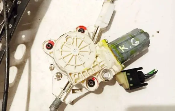 Mercedes-Benz CLS C219 Rear door window regulator motor 0130821433