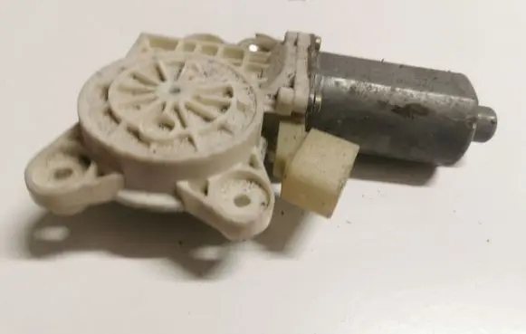 Mercedes-Benz E W211 Front door window regulator motor A2118202942