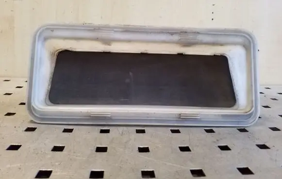 Quarter panel pressure vent