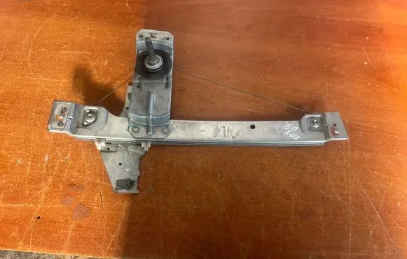 Rear door manual window regulator