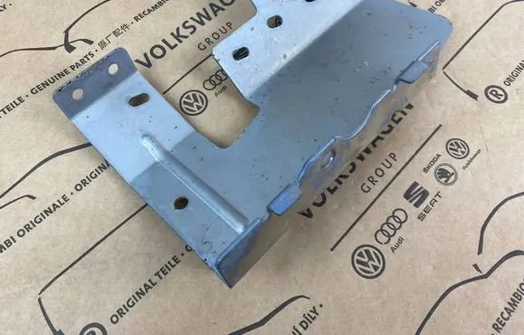 Rear bumper mounting bracket