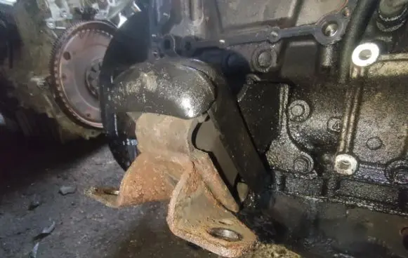 KIA Sorento Engine mount bracket