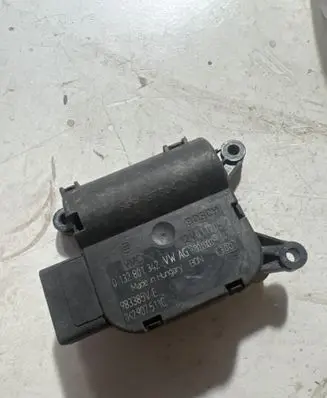 Volkswagen Touareg I Air flap motor/actuator 0132801342 983385VE 1K2907511C