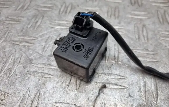Toyota Land Cruiser (J100) Hazard warning light relay 8665251010 0689003150