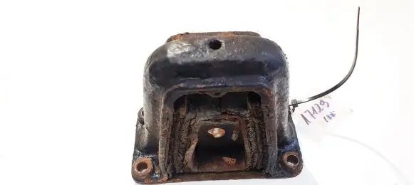 Mercedes-Benz W123 Engine mount bracket