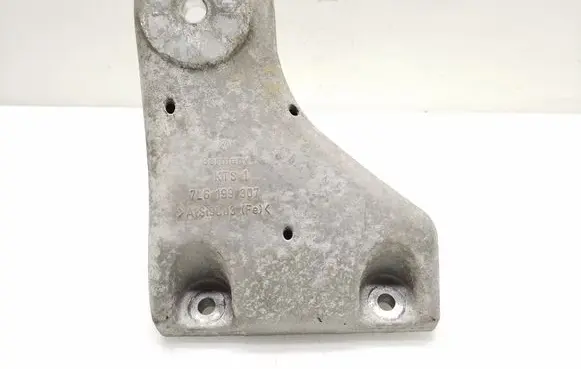 Volkswagen Touareg I Engine mounting bracket 7L6199307