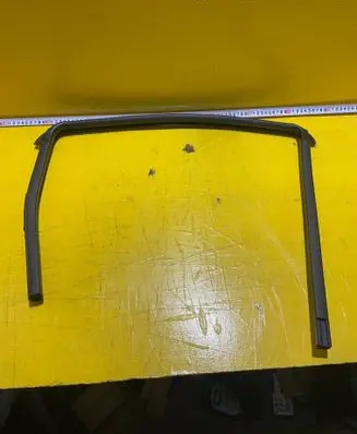 Nissan Note (E11) Rubber seal rear door window/glass 82991900