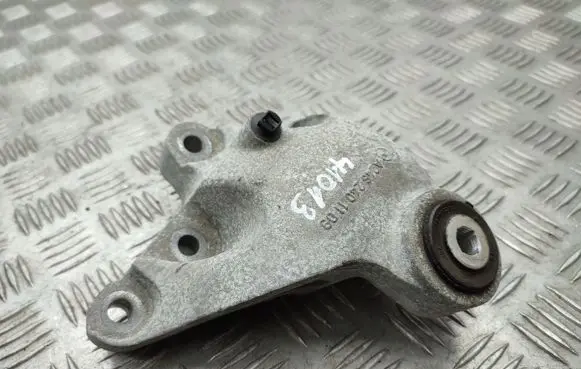 Mercedes-Benz A W176 Engine mounting bracket A2462401109