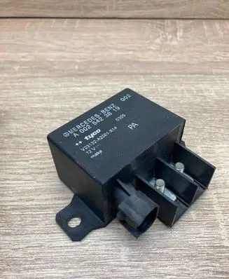Mercedes-Benz E W211 Glow plug pre-heat relay A0025423819 V23132A2001X14