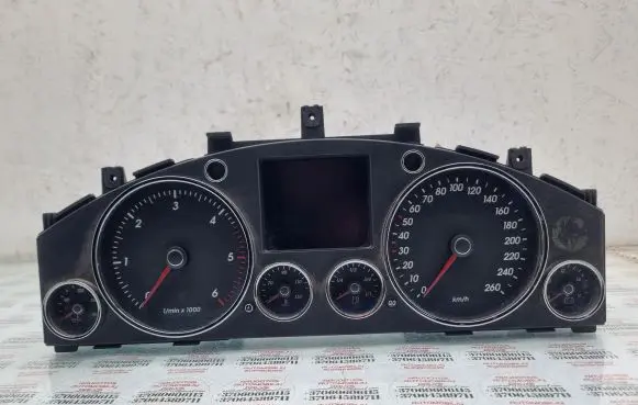 Volkswagen Touareg I Speedometer (instrument cluster) 7L6920881A