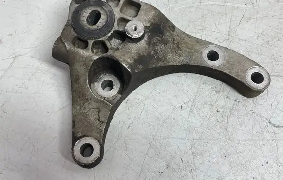 Opel Insignia B Gearbox mounting bracket 39213427