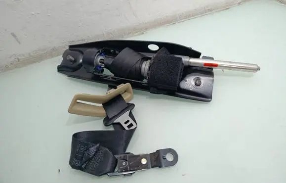 Volvo V70 Front seatbelt 39865061