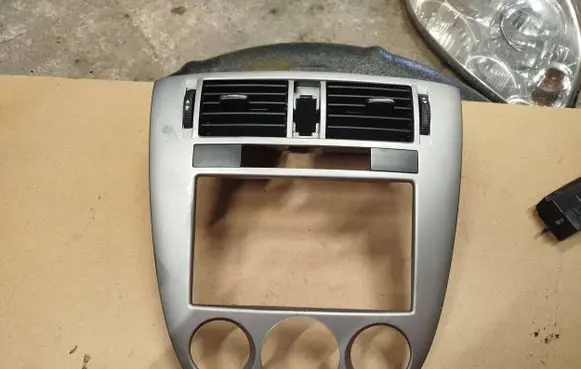 Suzuki Forenza Dash center air vent grill 96554909 96555129 N0ZZLE