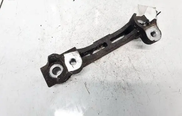 Engine mounting bracket