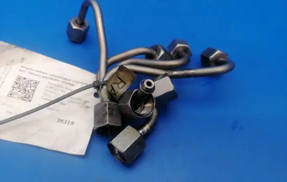 Fuel injector supply line/pipe