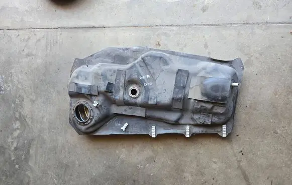 Toyota RAV 4 (XA40) Fuel tank