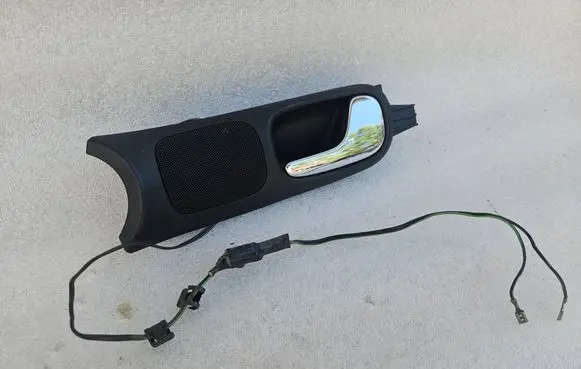 Volkswagen PASSAT B5 Front door interior handle 8D0837020