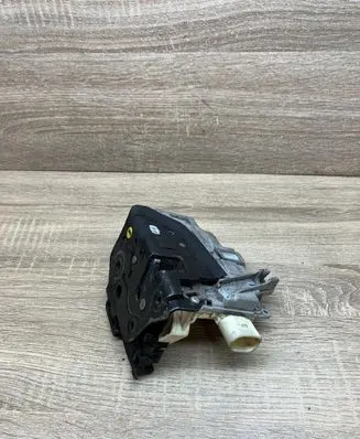Volkswagen PASSAT B6 Front door lock 3C1837015A