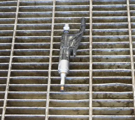 BMW 1 F20 F21 Fuel injector 0261500539 7639990