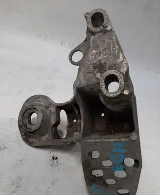 Audi A4 S4 B6 8E 8H Engine mounting bracket 8E0199351