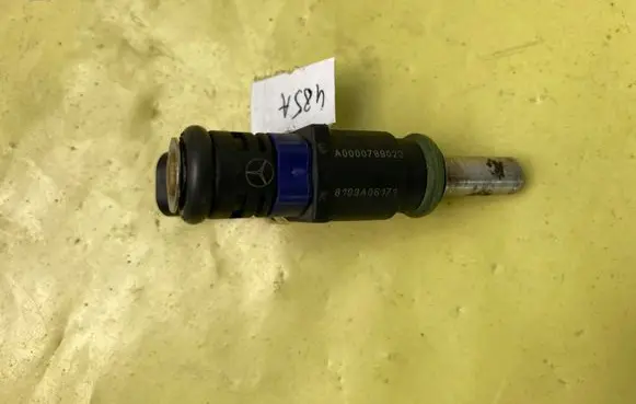 Mercedes-Benz B W245 Fuel injector A0000789023
