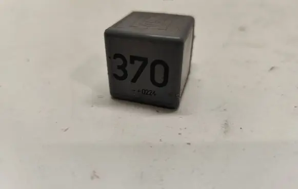 Volkswagen PASSAT B5.5 Other relay 8D0951253 V23134J52X300