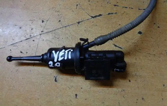 Skoda Yeti (5L) Clutch master cylinder 1K0721388