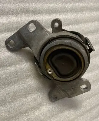 Volvo V40 Engine mount bracket 326F11
