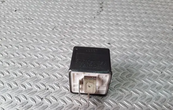 Audi A4 S4 B5 8D Glow plug pre-heat relay 8A0951253 202