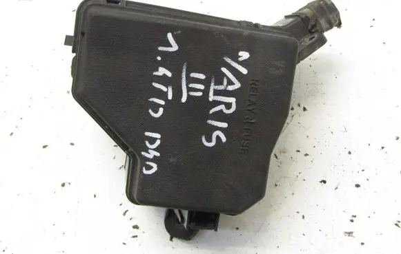 Toyota Yaris Fuse 821110DZ31