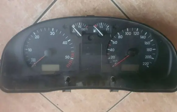 Volkswagen PASSAT B5 Speedometer (instrument cluster) 88311245