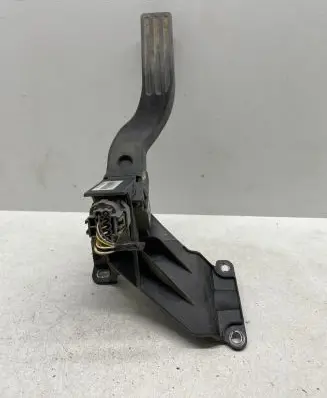 Ford Mondeo Mk III Accelerator throttle pedal 2S719F836DA 214300000531